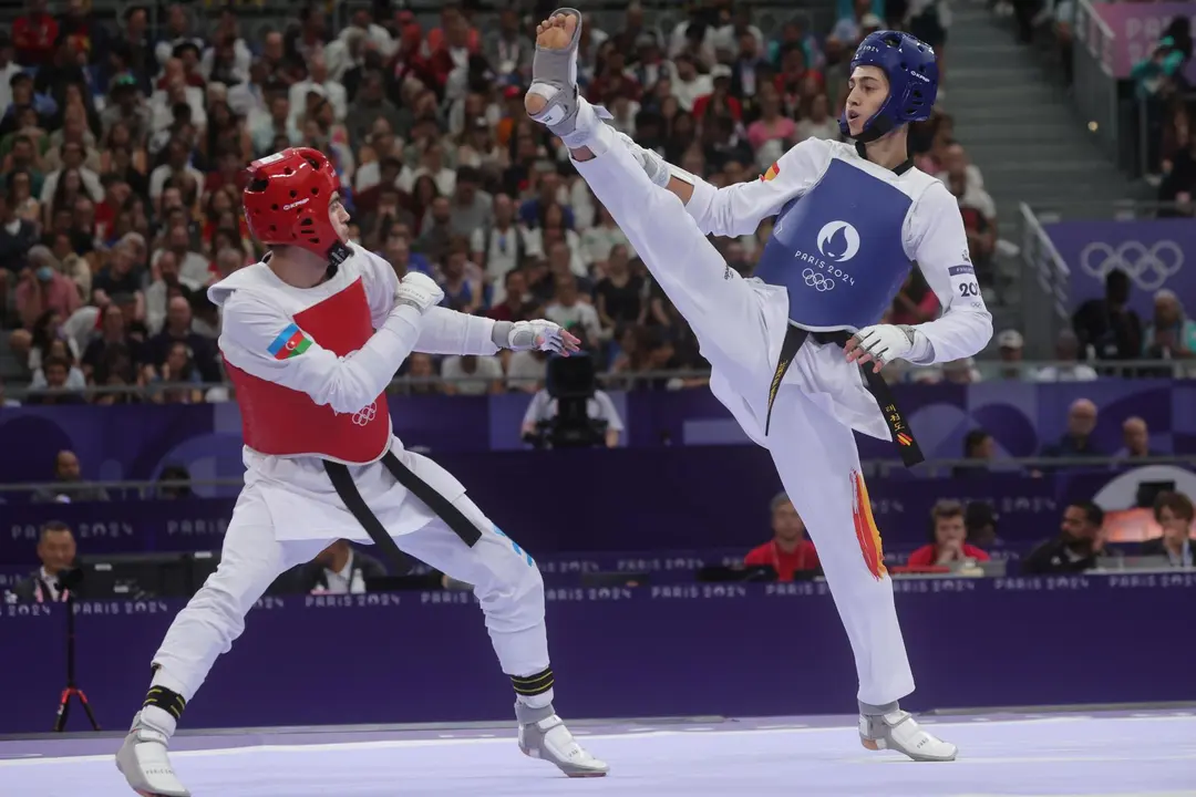 El azerbayano Gashim Magomedov (rojo) y Adrian Vicente Yunta (azul) en acci&oacute;n durante el combate de cuartos de -58kg en el Grand Palais en Paris, Francia. EFE/EPA/TERESA SUAREZ