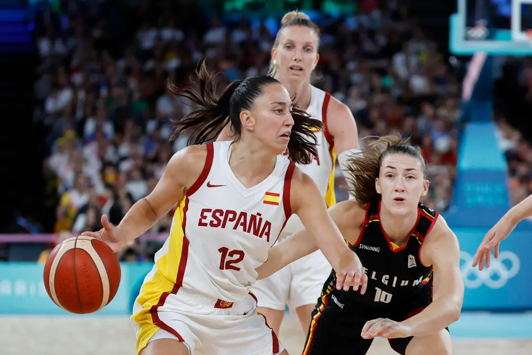 La jugadora espa&ntilde;ola Maite Cazorla (i) con el bal&oacute;n ante la jugadora de B&eacute;lgica Laure Resimont durante el partido de cuartos de final de baloncesto femenino de los Juegos Ol&iacute;mpicos de Par&iacute;s 2024 que Espa&ntilde;a disputa contra B&eacute;lgica este mi&eacute;rcoles en el Bercy Arena de la capital francesa. EFE/ Miguel Guti&eacute;rrez