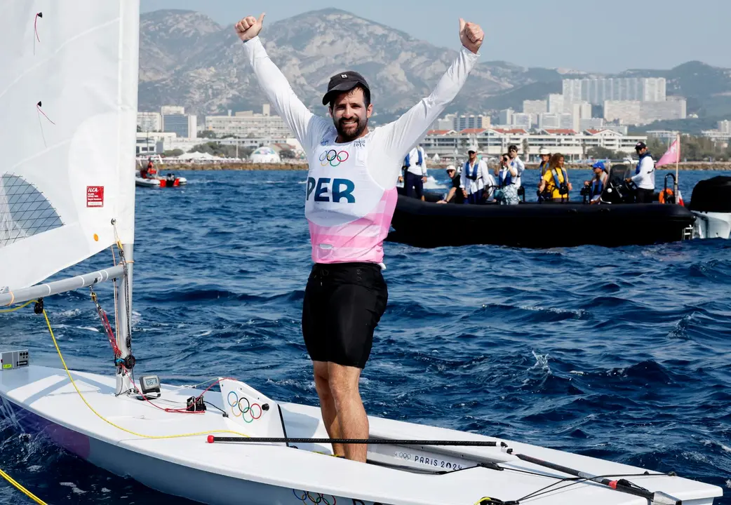 Stefano Peschiera, de Per&uacute;, obtuvo la medalla de bronce en vela en la modalidad dinghy masculino. EFE/EPA/SEBASTIEN NOGIER