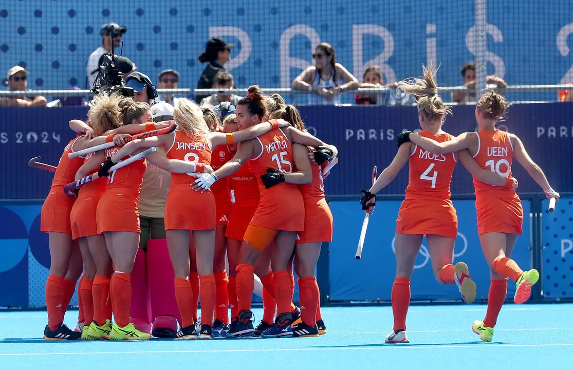 La jugadoras de Pa&iacute;ses Bajos celebran el pase a una nueva final ol&iacute;mpica tras ganar a Argentina en el Yves-du-Manoir Stadium en Colombes,Francia. EFE/EPA/CHRISTOPHE PETIT TESSON