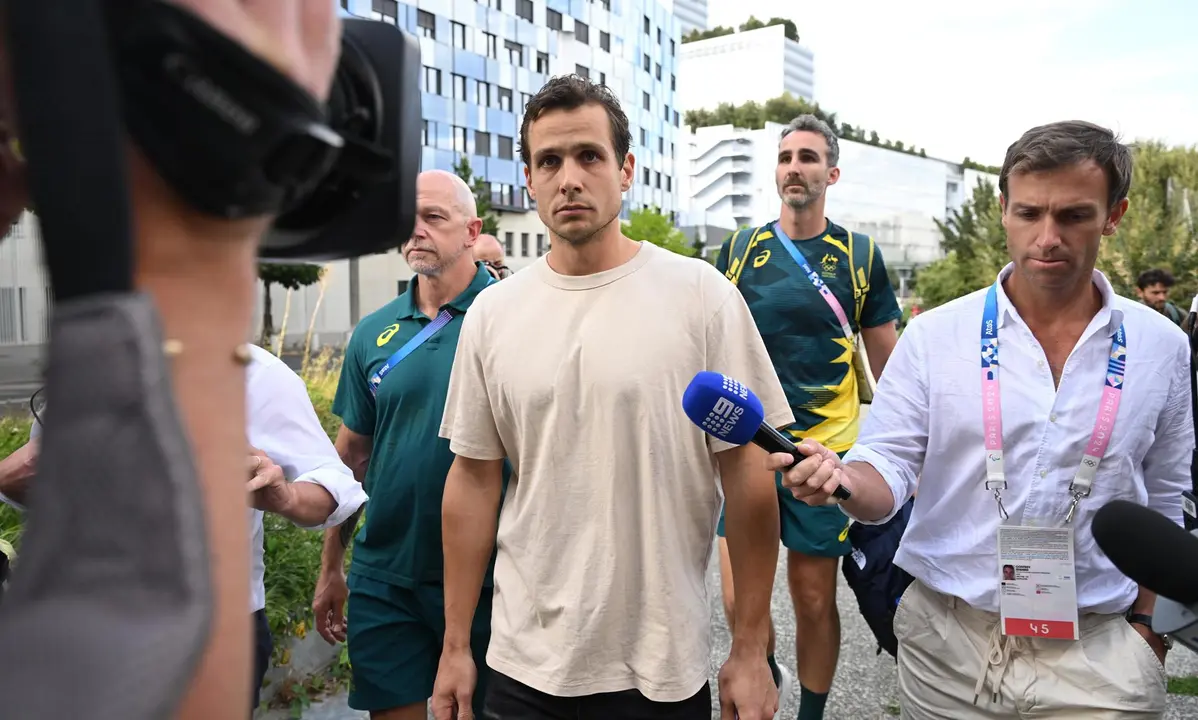 El australiano Tom Craig (C), jugador de la selecci&oacute;n australiana de hockey sobre hierba, sale de la prefectura de la polic&iacute;a en Par&iacute;s. EFE/EPA/DAVE HUNT