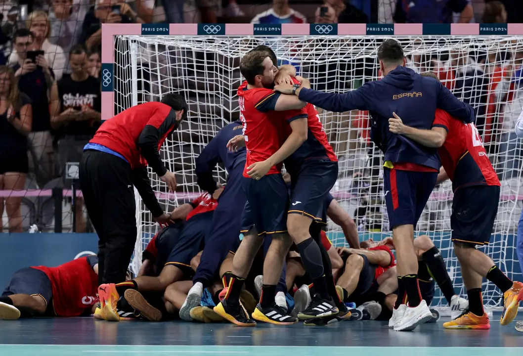 Espa&ntilde;a celebra el pase a las semifinales del torneo ol&iacute;mpico en balonmano en el Pierre Mauroy Stadium in Villeneuve-d'Ascq, Francia. EFE/EPA/ALEX PLAVEVSKI