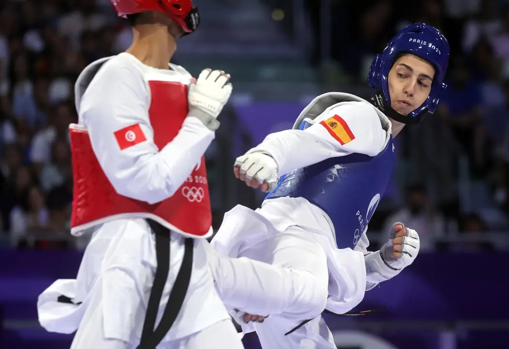 El azerbayano Gashim Magomedov (rojo) y Adrian Vicente Yunta (azul) en acci&oacute;n durante el combate de cuartos de -58kg en el Grand Palais en Paris, FranciaEFE/EPA/TERESA SUAREZ