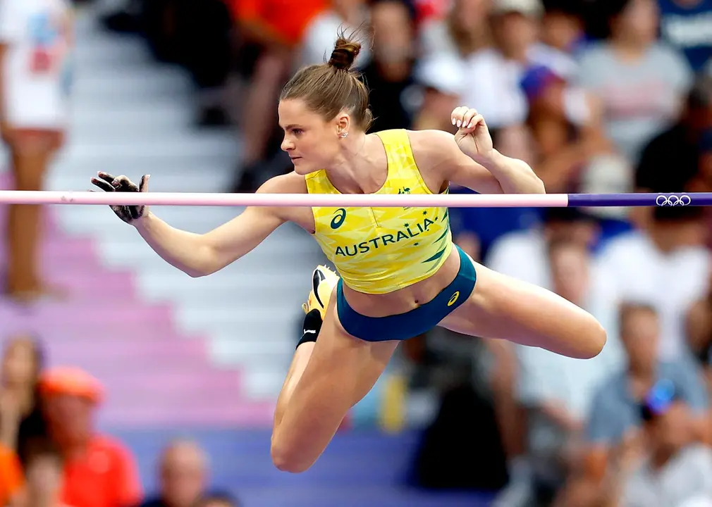 La australiana Nina Kennedy realiza su salto de p&eacute;rtiga de los Juegos de Par&iacute;s EFE/EPA/FRANCK ROBICHON