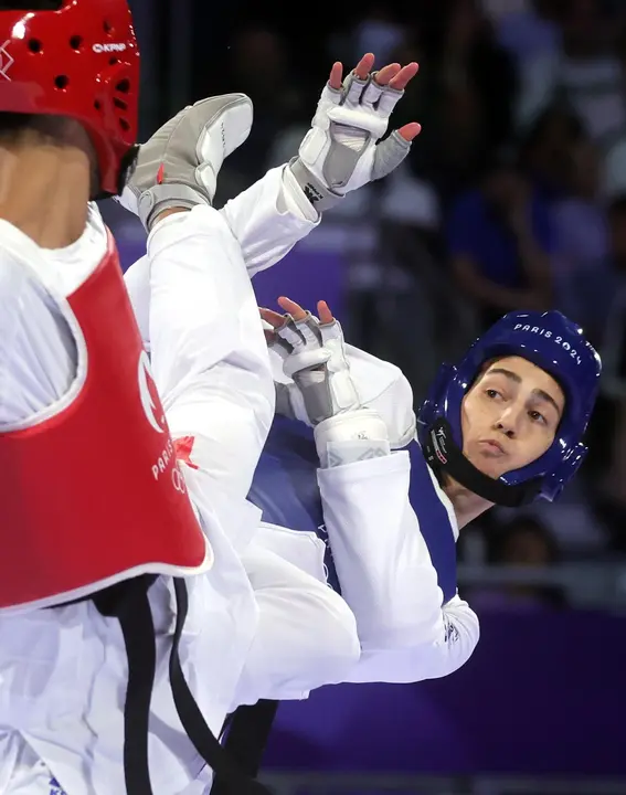 El azerbayano Gashim Magomedov (rojo) y Adrian Vicente Yunta (azul) en acci&oacute;n durante el combate de cuartos de -58kg en el Grand Palais en Paris, EFE/EPA/TERESA SUAREZ