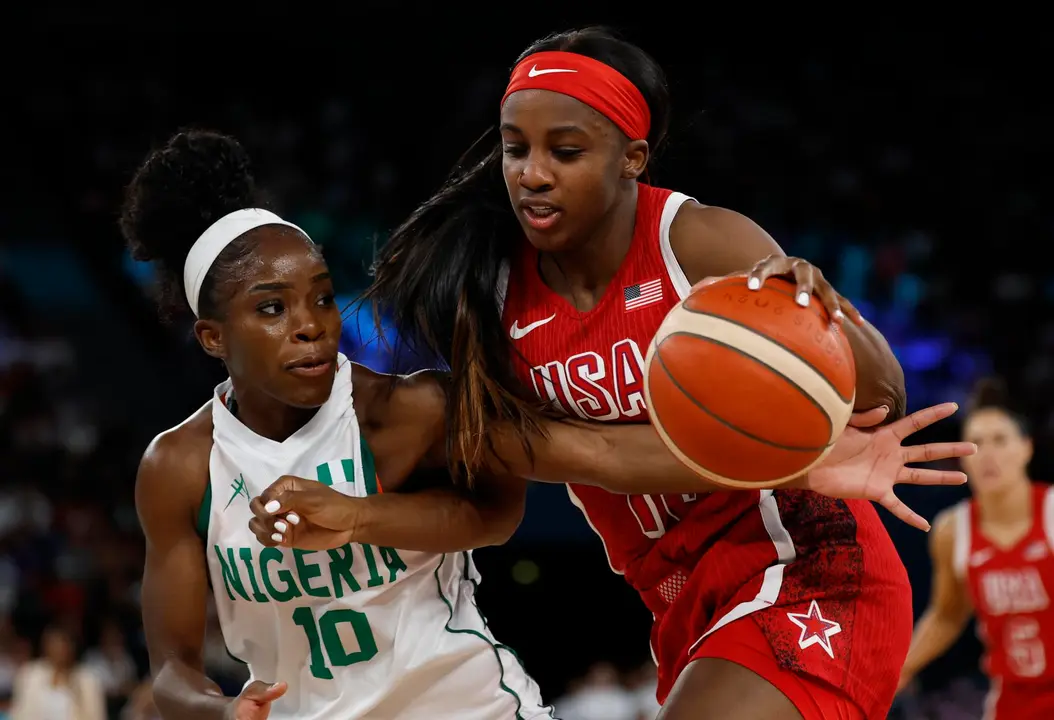 Promise Amukamara (i), de Nigeria, fue registrada este mi&eacute;rcoles, 7 de agosto, al disputar un bal&oacute;n con Jackie Young (d), de Estados Unidos, durante un partido de los cuartos de final del baloncesto femenino de los Juegos Ol&iacute;mpicos de Par&iacute;s 2024, en el coliseo Bercy Arena de Par&iacute;s (Francia). EFE/Caroline Brehman