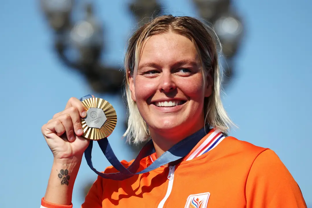 La neerlandesa Sharon van Rouwendaal celebra su oro los 10 kil&oacute;metros de nataci&oacute;n en aguas abiertas. EFE/EPA/DANIEL IRUNGU
