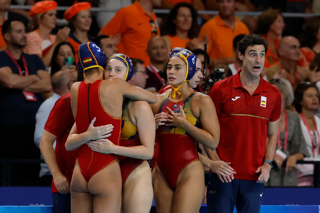 Las jugadoras espa&ntilde;olas de waterpolo celebran el pase a la final tras vencer a Pa&iacute;ses Bajos. EFE/ Juanjo Mart&iacute;n
