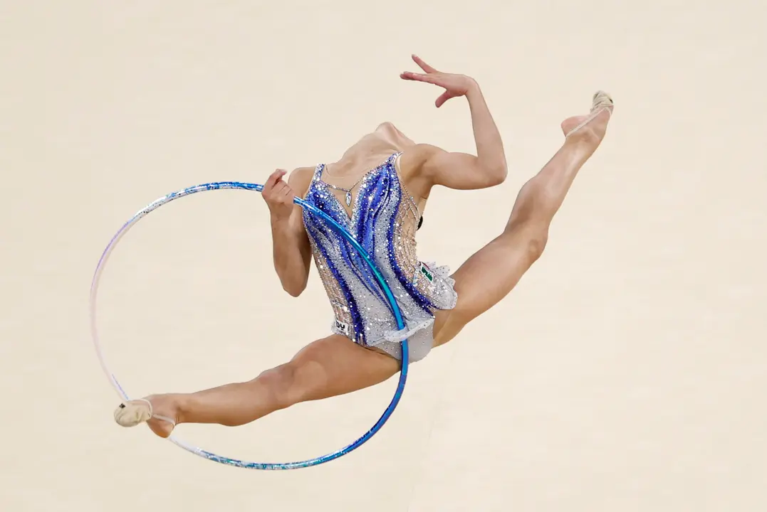 La gimnasta italiana Sof&iacute;a Raffaeli ejecuta su rutina de aro mientras compite en la fase clasificatoria del concurso completo individual de gimnasia r&iacute;tmica de los Juegos Ol&iacute;mpicos de Par&iacute;s 2024 en la capital francesa este jueves. EFE/ Sashenka Guti&eacute;rrez