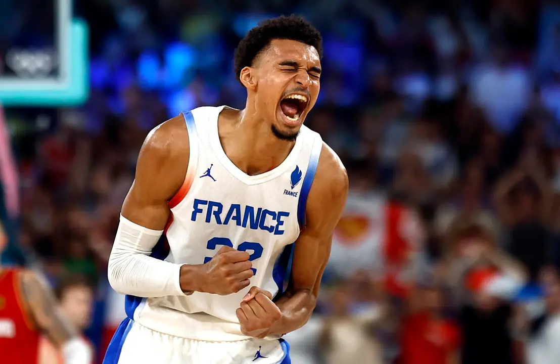 Victor Wembanyama celebra el pase de Francia a la final del torneo ol&iacute;mpico masculino de baloncesto de los Juegos Ol&iacute;mpicos de Par&iacute;s 2024. EFE/EPA/YOAN VALAT