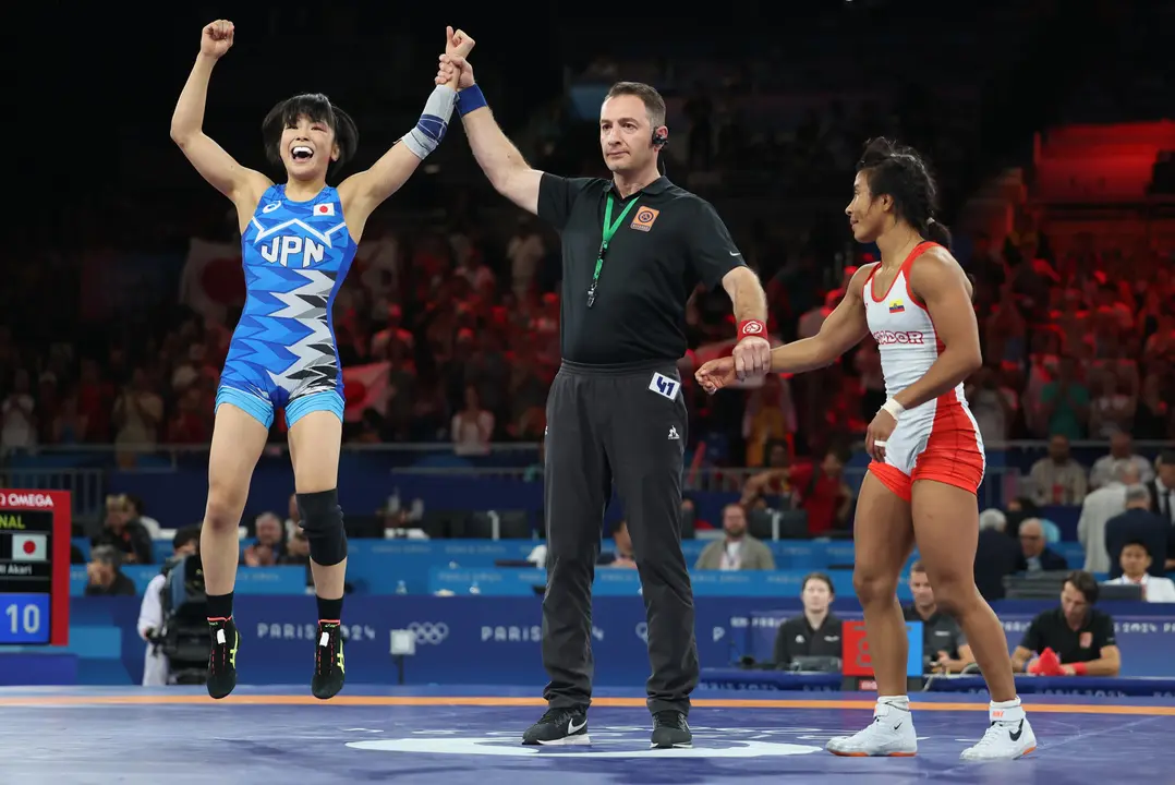 La luchadora ecuatoriana Luc&iacute;a Yamileth Y&eacute;pez (rojo-plata) pierde ante la japonesa Akari Fujinami (oro) en la final femenina de Lucha estilo libre de 53kg, en el marco de los Juegos Ol&iacute;mpicos de Par&iacute;s 2024 este jueves, en el Champ de Mars Arena de la capital francesa. EFE/ Miguel Guti&eacute;rrez