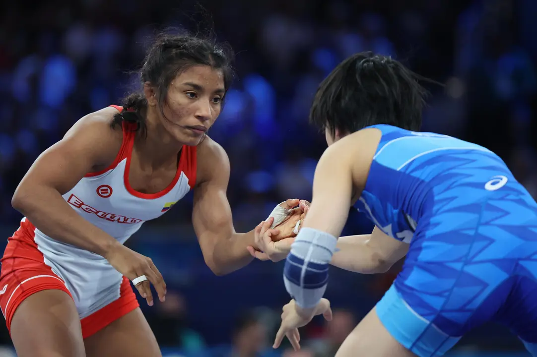 Lucia Yamileth Yepez of Ecuador (red) fights against Akari Fujinami of Japan (blue) during wrestling - women's freestyle 53kg final match as part of Paris 2024 Olympic Games in Paris, France, 08 August 2024. EFE/ Miguel Gutierrez