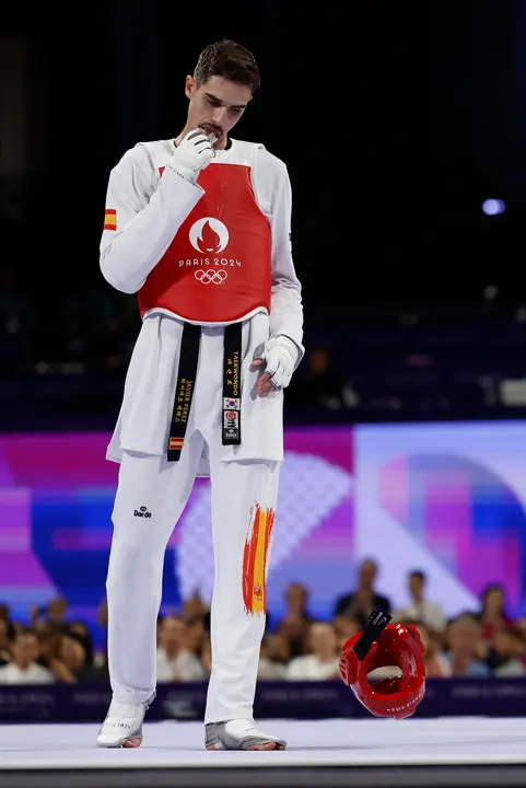 El taekwondista espa&ntilde;ol Javier P&eacute;rez reacciona tras perder ante el brasile&ntilde;o Edival Pontes en el combate por la medalla de bronce de la categor&iacute;a masculina de -68kg de los Juegos Ol&iacute;mpicos de Par&iacute;s 2024 este jueves en el Grand Palais en la capital francesa. EFE/ Kiko Huesca