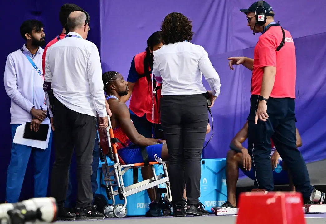La Federaci&oacute;n de Atletismo de Estados Unidos confirm&oacute; este jueves, tras la final de la carrera de 200 metros, que su velocista Noah Lyles, que termin&oacute; tercero y consigui&oacute; la medalla de bronce, compiti&oacute; con covid-19. EFE/EPA/CHRISTIAN BRUNA