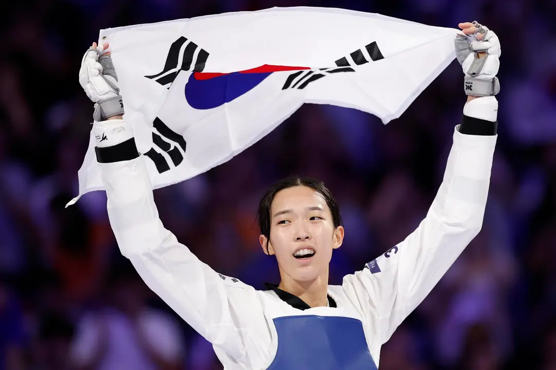 La surcoreana Yujin Kim se proclam&oacute; este jueves campeona ol&iacute;mpica en la categor&iacute;a de -57 kilos de taekwondo en los Juegos de Par&iacute;s 2024. EFE/EPA/CAROLINE BREHMAN