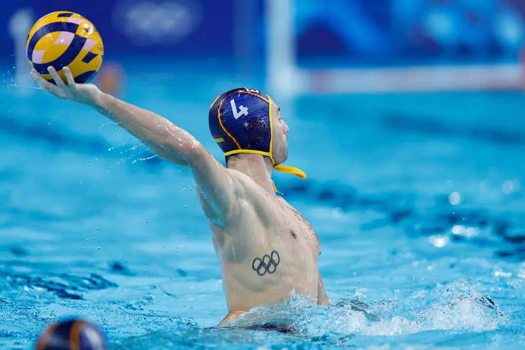 El espa&ntilde;ol Bernat Sanahuja, en acci&oacute;n contra Italia durante su partido de clasificaci&oacute;n del 5&ordm; al 8&ordm; de waterpolo masculino de los Juegos Ol&iacute;mpicos de Par&iacute;s 2024. EFE/ Sashenka Guti&eacute;rrez