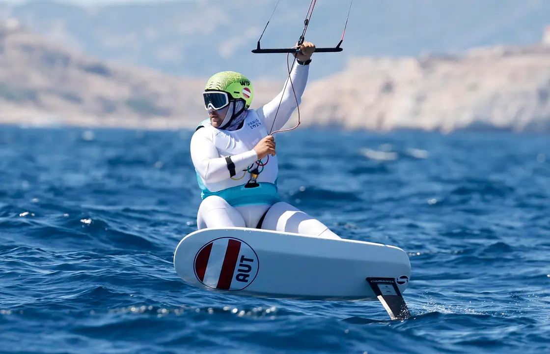 El austr&iacute;aco Valentin Bontus se adjudic&oacute; la victoria en la F&oacute;rmula Kite (tabla con cometa y foil) masculina, clase que se ha estrenado en estos Juegos de Par&iacute;s 2024. EFE/EPA/SEBASTIEN NOGIER