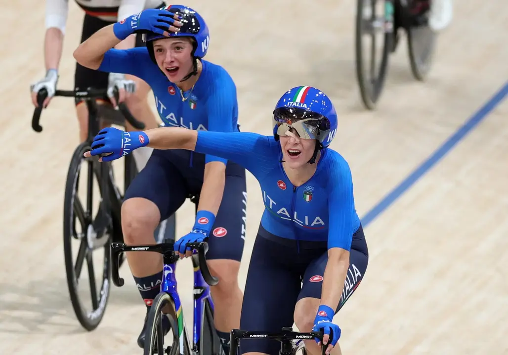 El equipo italiano femenino se ha proclamado campe&oacute;n ol&iacute;mpico de madison tras la prueba disputada en el Vel&oacute;dromo Nacional de Saint Quentin en Yvelines. EFE/EPA/MARTIN DIVISEK