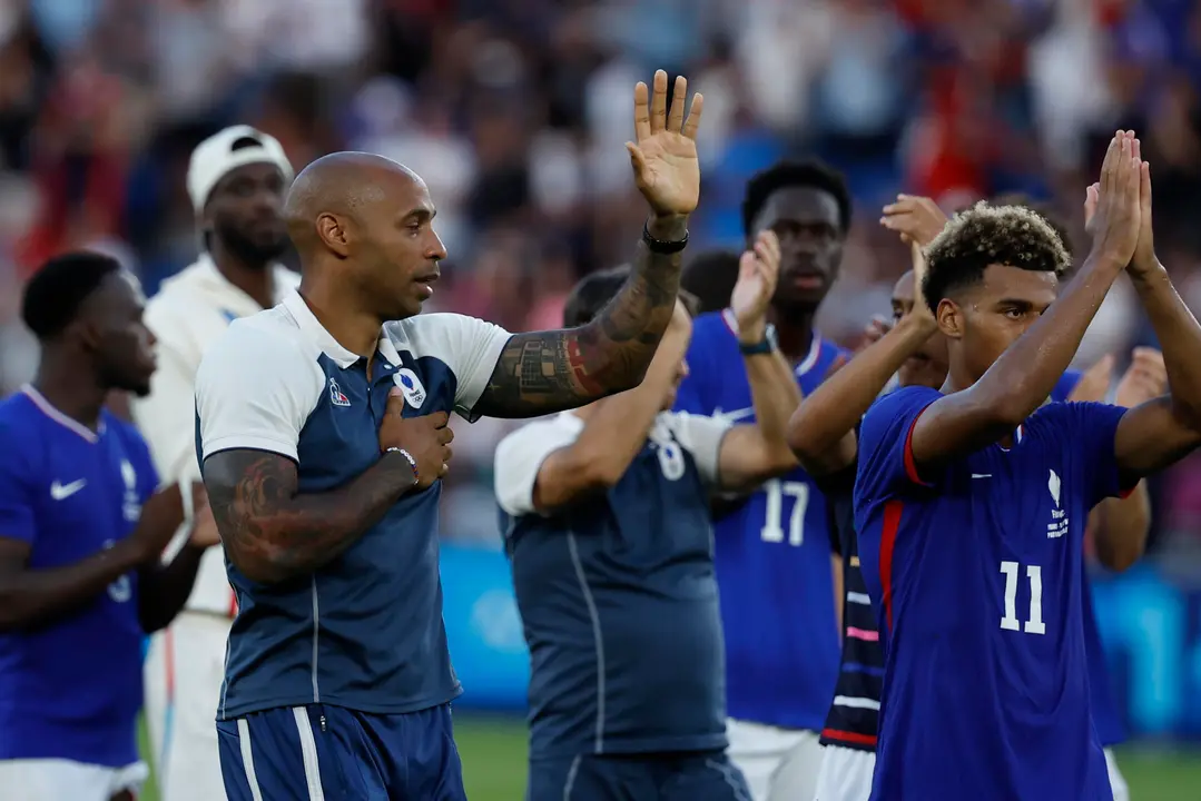 Los jugadores franceses y su entrenador Thierry Henry (i) tras la derrota ante Espa&ntilde;a en el partido por la medalla de oro de los Juegos Ol&iacute;mpicos de Par&iacute;s 2024 que Francia y Espa&ntilde;a disputan este viernes en el Parc des Princes, de Paris . EFE/ Juanjo Martin