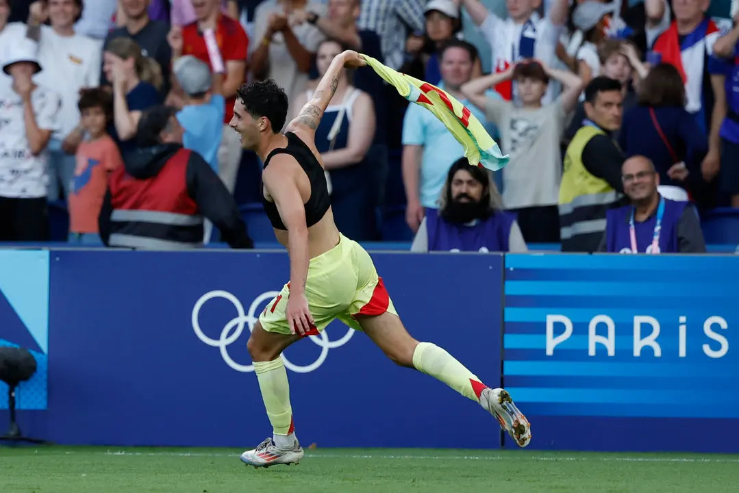 El jugador espa&ntilde;ol Sergio Camello celebra su segundo gol ante Francia durante la prorroga del partido por la medalla de oro de los Juegos Ol&iacute;mpicos de Par&iacute;s 2024 que Francia y Espa&ntilde;a disputan este viernes en el Parc des Princes, de Paris . EFE/ Juanjo Martin