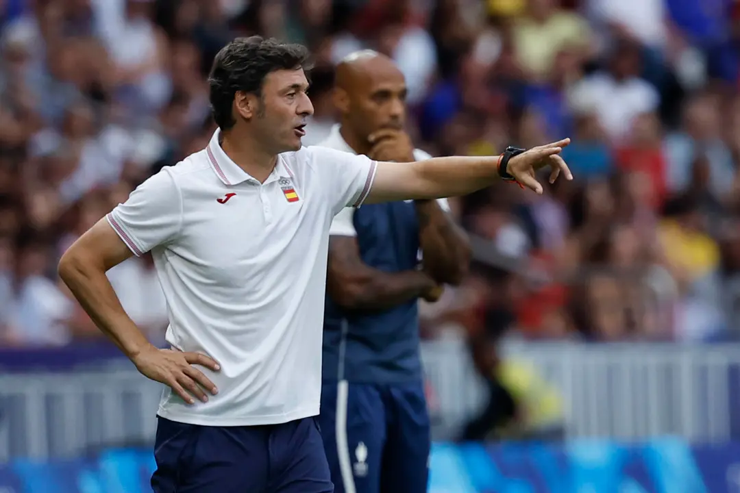 PARIS, 09/08/2024.- El entrenador espa&ntilde;ol, Santi Denia, durante el partido por la medalla de oro de los Juegos Ol&iacute;mpicos de Par&iacute;s 2024 que Francia y Espa&ntilde;a disputan este viernes en el Parc des Princes, de Paris . EFE/ JUANJO MARTIN