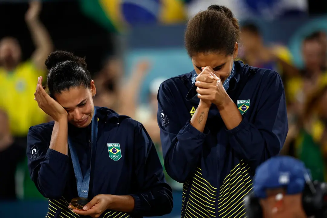 La brasile&ntilde;as Ana Patricia Silva Ramos (d) y Eduara Santos Lisboa 'Duda' fueron registradas este viernes, 9 de agosto, al llorar luego de recibir la medalla de oro del voleibol de playa femenino de los Juegos Ol&iacute;mp&iacute;cos 2024, luego de vencer en la final a la dupla de las canadienses Melissa Humana-Paredes y Brandie Wilkerson, a los pies de la Torre Eiffel, en Par&iacute;s (Francia) EFE/Yoan Valat