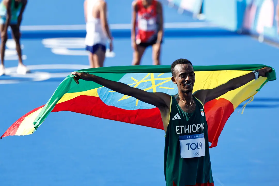 El atleta et&iacute;ope Tamirat Tola celebra tras ganar el oro en la prueba de marat&oacute;n masculino de los Juegos Ol&iacute;mpicos 2024 disputado este s&aacute;bado en Par&iacute;s. EFE/Sashenka Guti&eacute;rrez