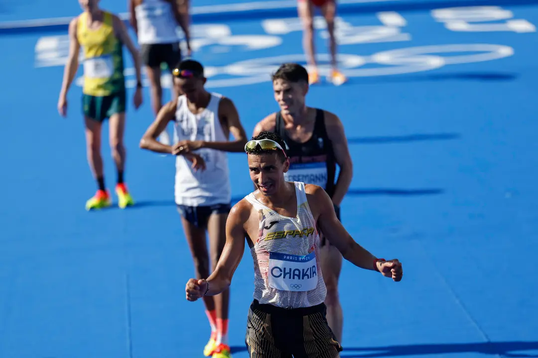 El atleta espa&ntilde;ol Ibrahim Chakir, tras cruzar la l&iacute;nea de meta en la prueba de marat&oacute;n masculino de los Juegos Ol&iacute;mpicos 2024 disputado este s&aacute;bado en Par&iacute;s. EFE/Sashenka Guti&eacute;rrez