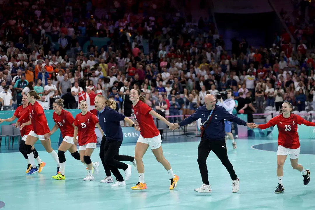Las jugadoras de Dinamarca celebran despu&eacute;s de ganar el partido por la medalla de bronce del torneo ol&iacute;mpico femenino de balonmano a Suecia. EFE/EPA/ALEX PLAVEVSKI