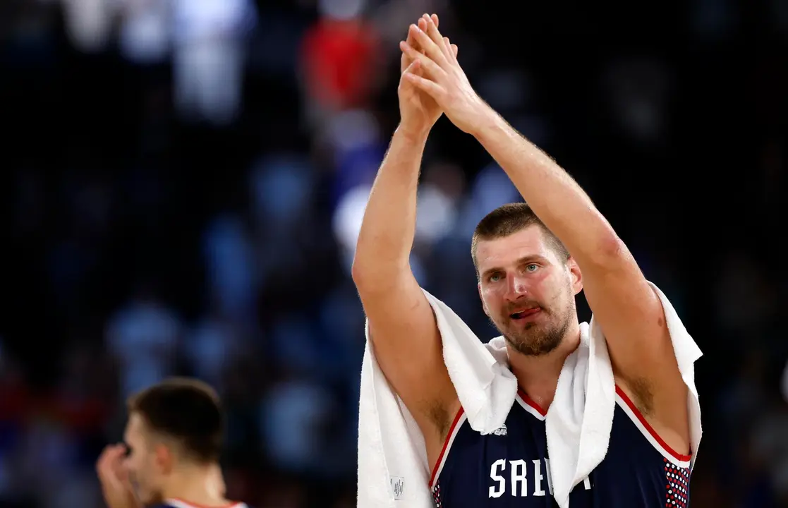 Nikola Jokic, de Serbia, celebra tras ganar el partido por la medalla de de bronce del torneo ol&iacute;mpico de baloncesto ante Alemania. EFE/EPA/CAROLINE BREHMAN