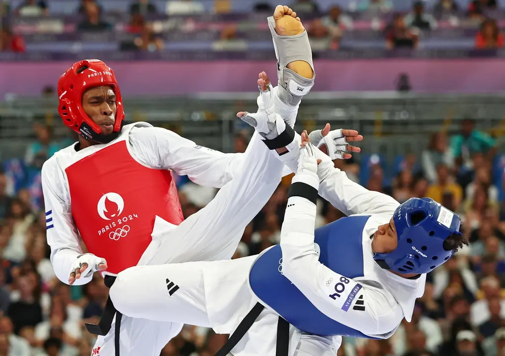 El cubano Rafael Alba of Cuba (rojo) en su combate contra el brit&aacute;nico Caden Cunningham en el Grand Palais en Paris, Francia.EFE/EPA/DIVYAKANT SOLANKI