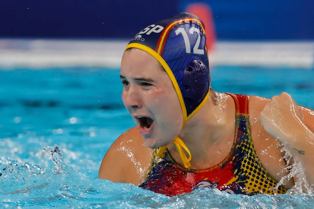 La waterpolista espa&ntilde;ola Paula Leiton celebra un tanto ante Australia durante el partido por el oro de waterpolo femenino de los Juegos Ol&iacute;mpicos de Par&iacute;s 2024 este s&aacute;bado en Nanterre, Francia. EFE/ Lavandeira Jr.