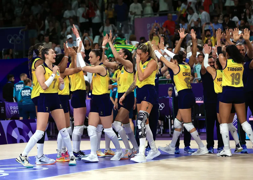 Las jugadoras de Brasil celebran el bronce ol&iacute;mpico tras ganar a Turqu&iacute;a en South Paris Arena en Paris, Francia. EFE/EPA/RITCHIE B. TONGO