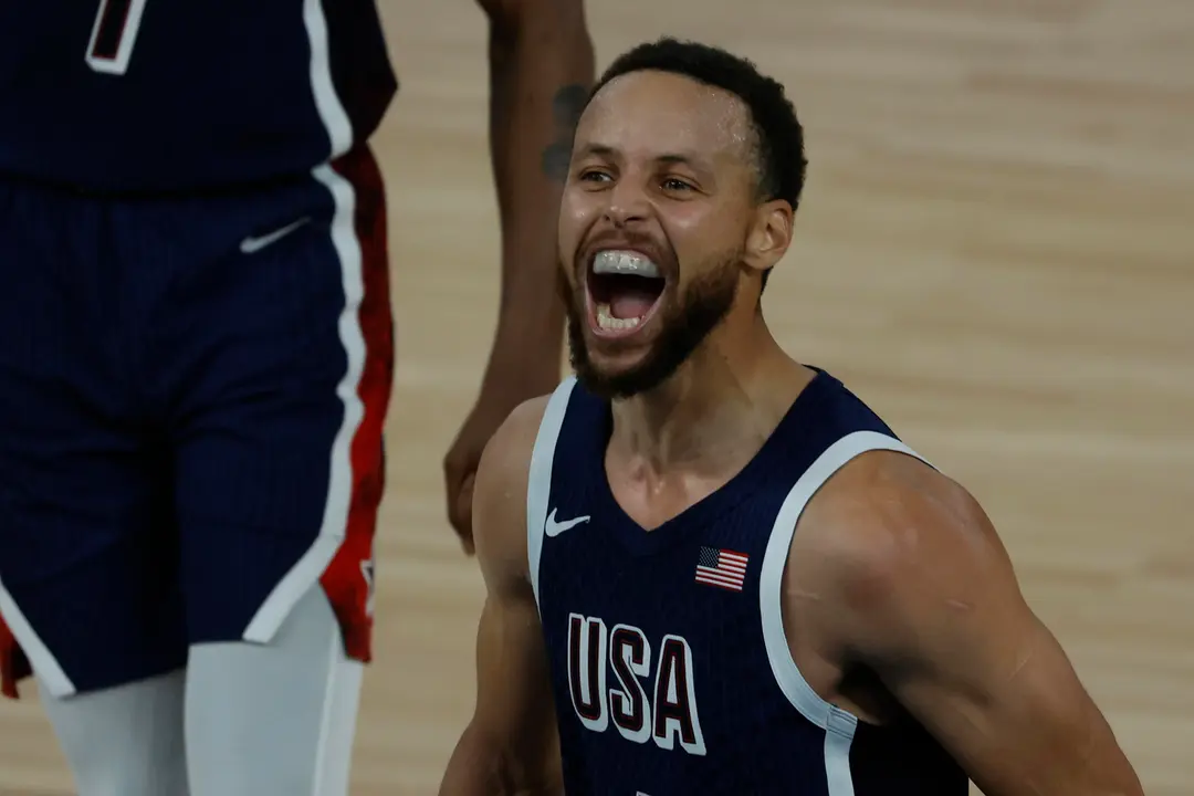 El jugador estadounidense Stephen Curry celebra la victoria ante Francia en la final de Baloncesto masculino, entre Francia y EEUU, de los Juegos Ol&iacute;mpicos de Par&iacute;s 2024 este s&aacute;bado, en el Bercy Arena de la capital gala. EFE/ Juanjo Martin
