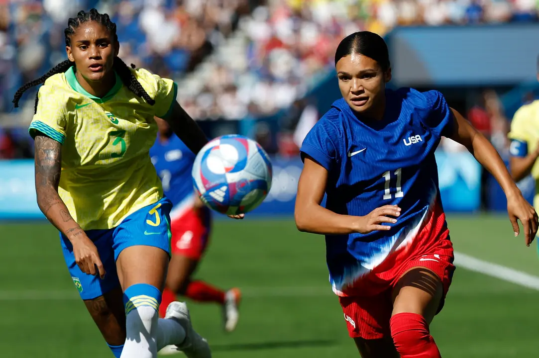 La defensa brasile&ntilde;a Tarciane (i) disputa un bal&oacute;n ante la jugadora estadounidense Sophia Smith durante la final del torneo ol&iacute;mpico de f&uacute;tbol. EFE/Miguel To&ntilde;a