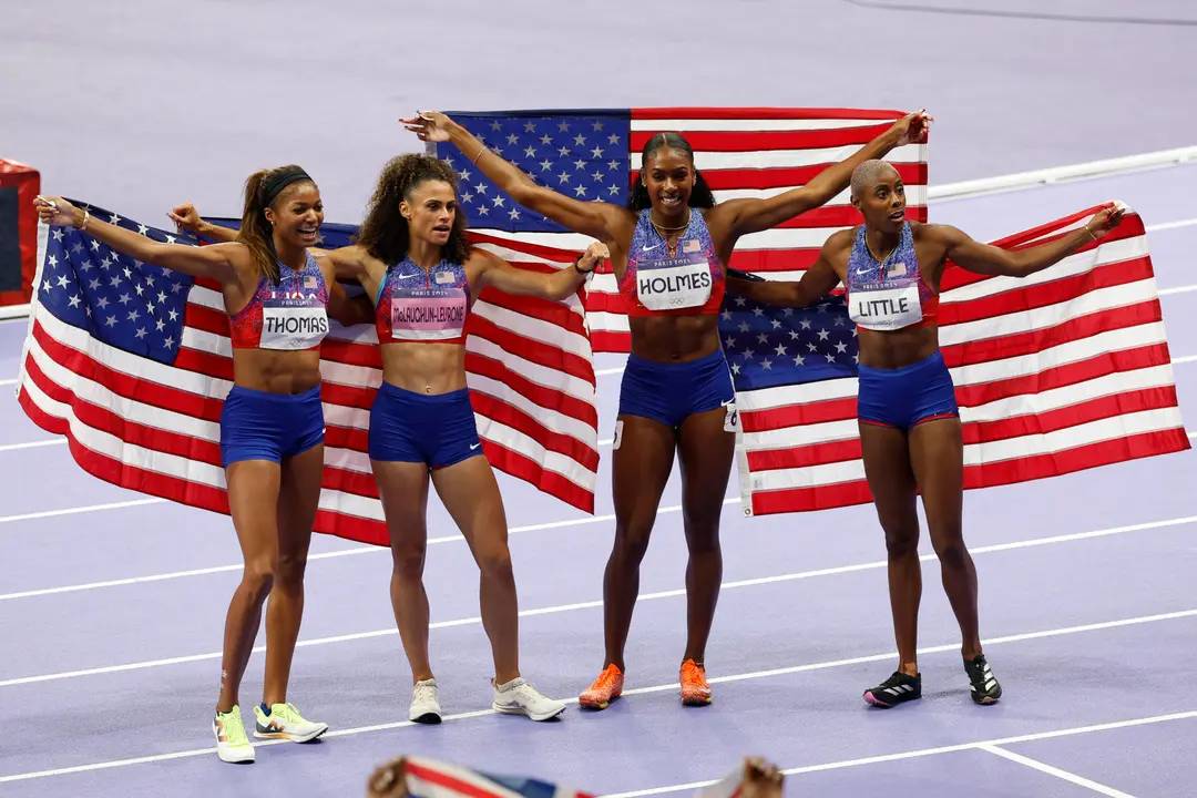 El equipo de Estados Unidos, tras ganar la final del relevo 4 x 400 m femenino en los Juegos Ol&iacute;mpicos de Par&iacute;s 2024.  EFE/ Julio Mu&ntilde;oz