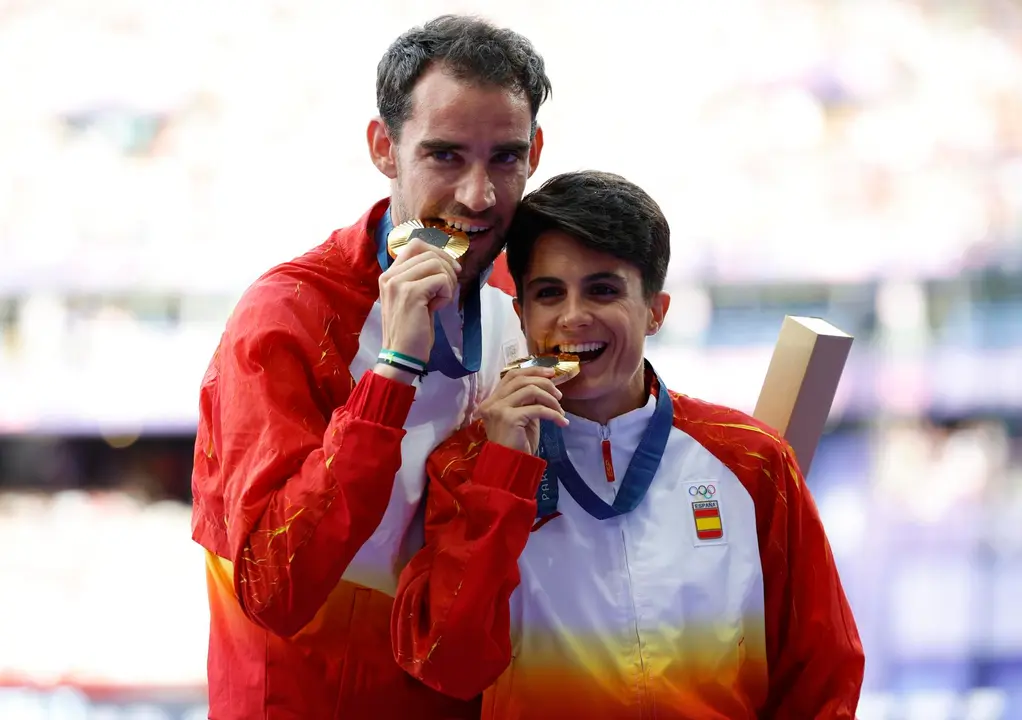 Los espa&ntilde;oles Alvaro Martin (i) y Maria Perez posan en el podio con la medalla de oro conseguida en el marat&oacute;n relevo mixto de marcha. EFE/FRANCK ROBICHON