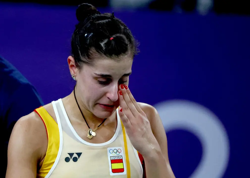 Carolina Mar&iacute;n, en el momento de retirarse de la semifinal del torneo de b&aacute;dminton ol&iacute;mpico, que disputaba ante la china He Bing Jiao, tras sufrir una grave lesi&oacute;n en la rodilla derecha. EFE/EPA/DIVYAKANT SOLANKI