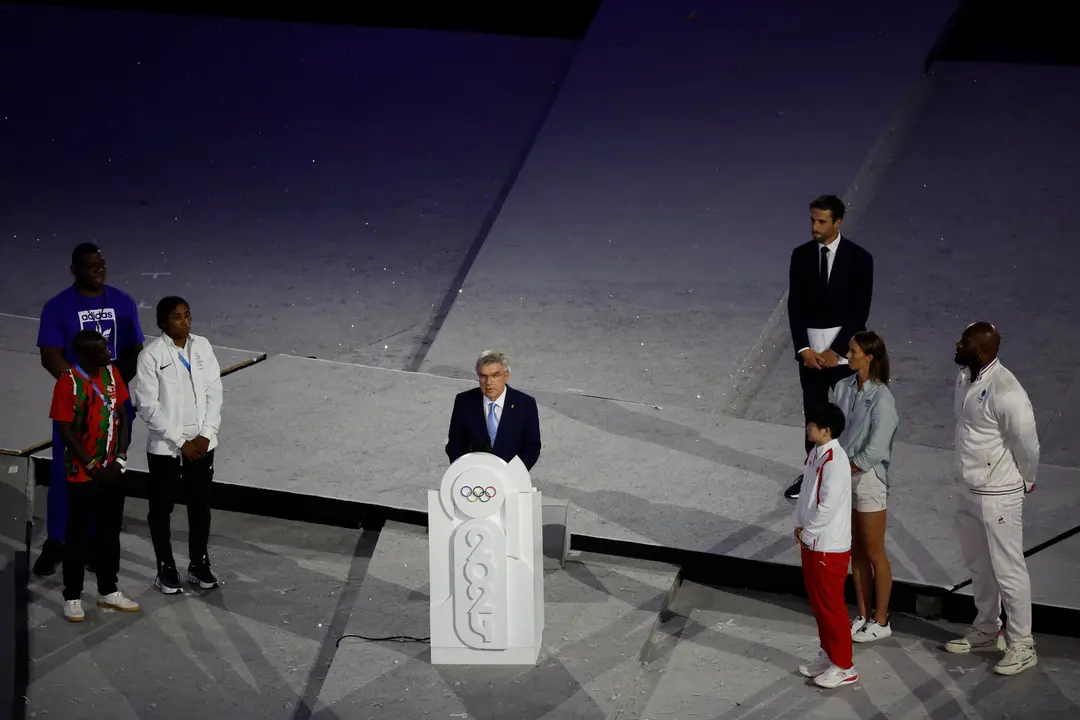 El presidente del COI, Thomas Bach (c), junto a los deportistas que representan cada continente, el cubano Mija&iacute;n L&oacute;pez (i), el keniano Eliud Kipchoge (2i), la primera medallista del equipo de Refugiados Cindy Ngamba (3i), la china Sun Yingsha (3d), la australiana Emma McKeon y el franc&eacute;s Teddy Riner (d), durante la ceremonia de clausura de los Juegos Ol&iacute;mpicos de Par&iacute;s 2024 celebrada este domingo, en el Estadio de Francia en Saint-Denis (Francia).EFE/ Miguel To&ntilde;a