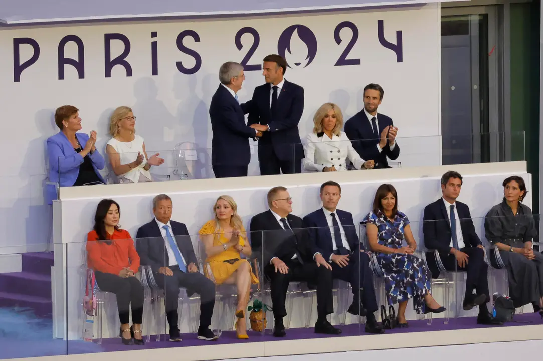 El presidente de la rep&uacute;blica francesa, Emmanuel Macron (3d-arriba), saluda al presidente del COI, Thomas Bach, durante la ceremonia de clausura de los Juegos Ol&iacute;mpicos de Par&iacute;s 2024 celebrada el domingo, en el Estadio de Francia en Saint-Denis (Francia). EFE/ Lavandeira Jr