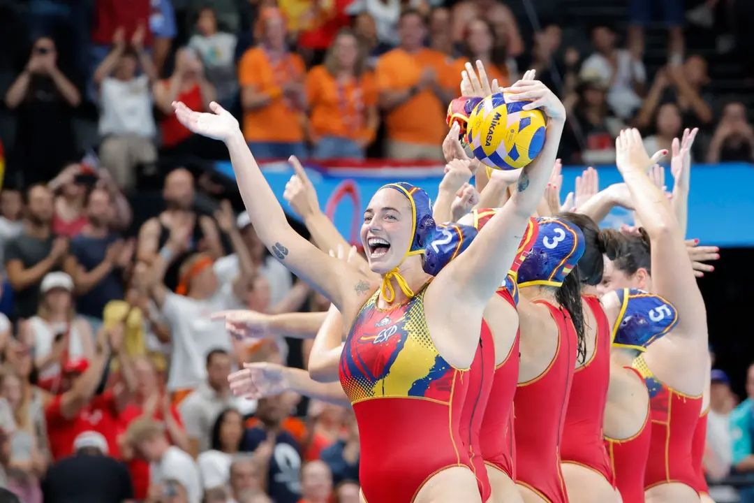 Las jugadoras de la selecci&oacute;n femenina espa&ntilde;ola de waterpolo celebran el oro ol&iacute;mpico. EFE/Lavandeira Jr.