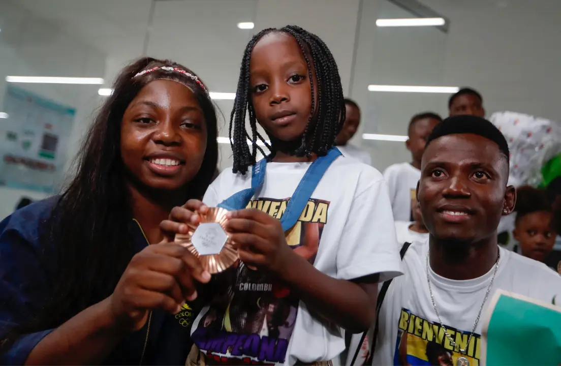 Tatiana Renter&iacute;a, bronce en lucha libre en los Juegos Ol&iacute;mpicos de Par&iacute;s 2024, posa junto a su esposo, Diego Arboleda, y su hija, Yeisy Arboleda, este lunes en Cali (Colombia). EFE/Ernesto Guzm&aacute;n