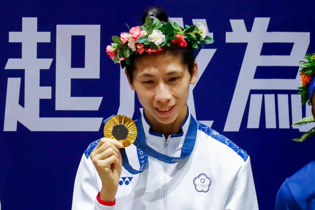 La boxeadora taiwanesa Lin Yu-ting posa con su medalla de oro en la categor&iacute;a de 57 kilogramos. EFE/EPA/Daniel Ceng