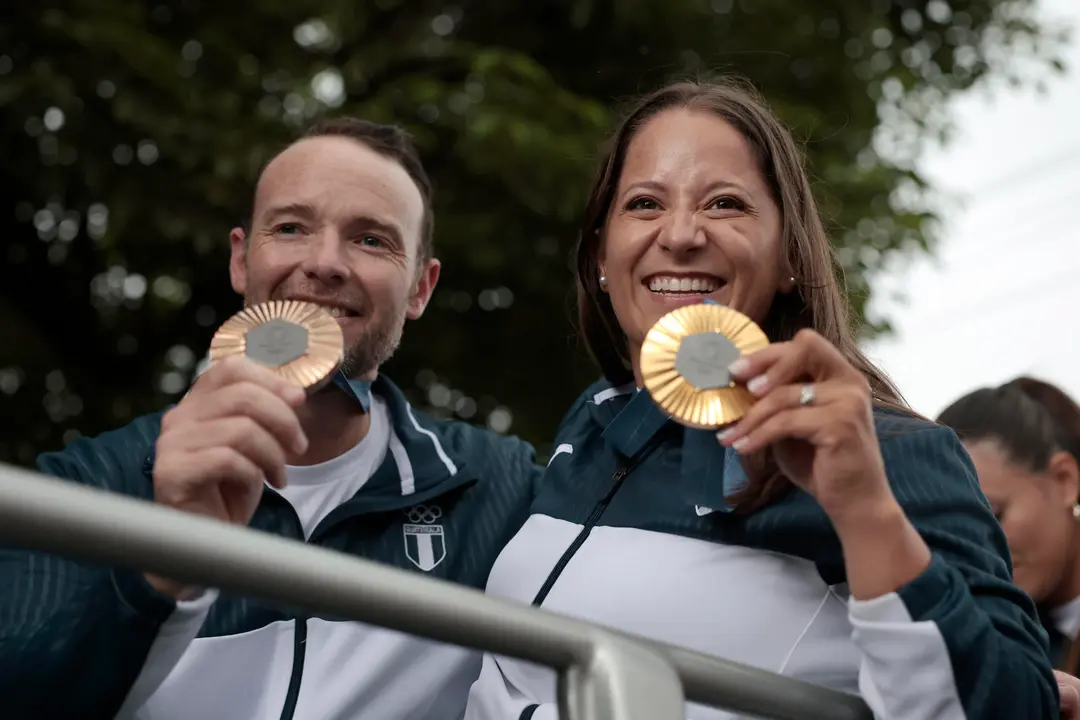 Los tiradores guatemaltecos Adriana Ruano (d) y Jean Pierre Brol, medallistas ol&iacute;mpicos en las pasadas justas de Par&iacute;s, fueron registrados este mi&eacute;rcoles, 14 de agosto, la exhibir sus preseas, durante una caravana de bienvenida, por las calles de Ciudad de Guatemala (Guatemala). EFE/David Toro