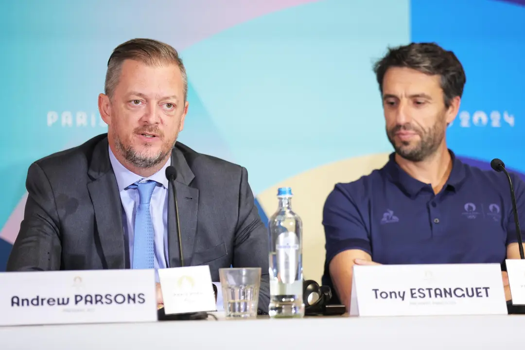 Andrew Parsons, presidente del Comit&eacute; Paral&iacute;mpico Internacional, y el presidente del Comit&eacute; Organizador de Par&iacute;s 2024 y Tony Estanguet (d), durante la conferencia de prensa la v&iacute;spera de la Ceremonia de Apertura de los Juegos Paral&iacute;mpicos de Par&iacute;s 2024. EFE/EPA/Teresa Su&aacute;rez