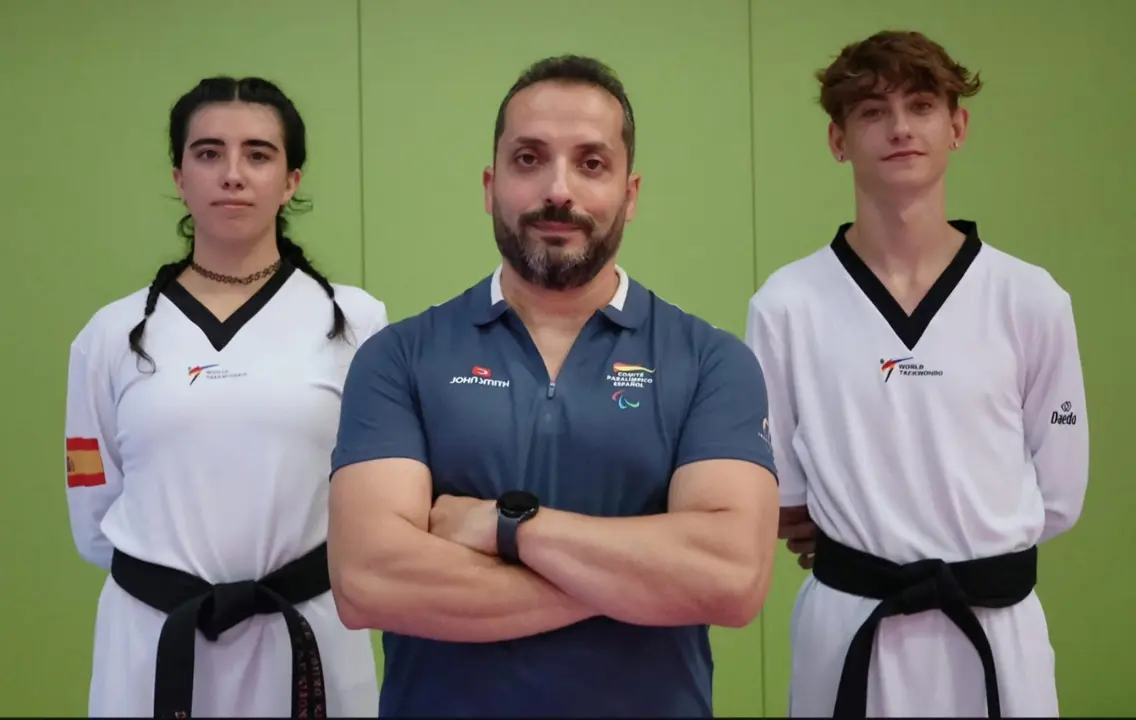 El t&eacute;cnico espa&ntilde;ol de parataekwondo Diego Hern&aacute;ndez (c) junto a los deportistas que conforman el equipo Espa&ntilde;ol en los Juegos Paral&iacute;mpicos Dalia Santiago (i) y Joel Mart&iacute;n (d). EFE/ Diego Hern&aacute;ndez SOLO USO EDITORIAL/SOLO DISPONIBLE PARA ILUSTRAR LA NOTICIA QUE ACOMPA&Ntilde;A (CR&Eacute;DITO OBLIGATORIO)