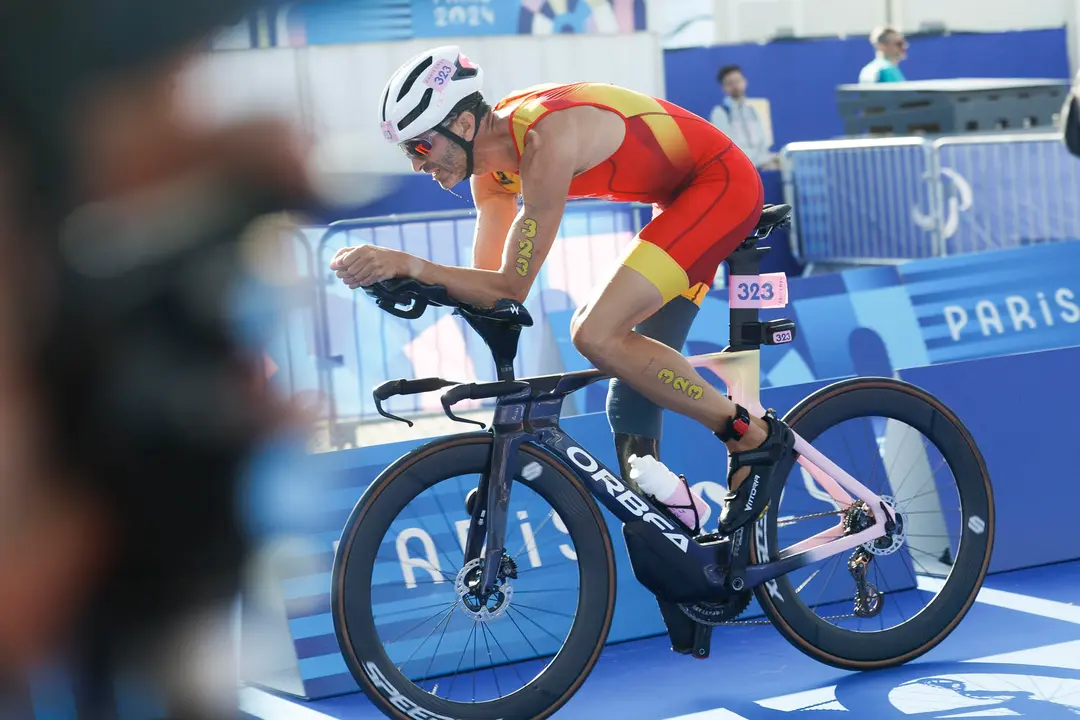 El triatleta espa&ntilde;ol Daniel Molina durante la prueba de triatl&oacute;n de los Juegos Paral&iacute;mpicos de Par&iacute;s 2024, disputada este lunes en la capital francesa. EFE/Javier Etxezarreta