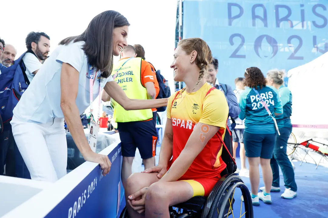 PAR&Iacute;S.- La reina Letizia saluda a la triatleta espa&ntilde;ola Eva Moral, quien compite en la prueba de para triatl&oacute;n femenina este lunes en el r&iacute;o Sena en Par&iacute;s, en el marco de los Juegos Paral&iacute;mpicos Par&iacute;s 2024. EFE/ Javier Etxezarreta
