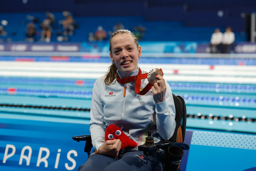 La nadadora espa&ntilde;ola Marta Fern&aacute;ndez celebra el bronce en la prueba de 50 metros espalda, este lunes en los Juegos Paral&iacute;mpicos Par&iacute;s 2024. EFE/ Javier Etxezarreta