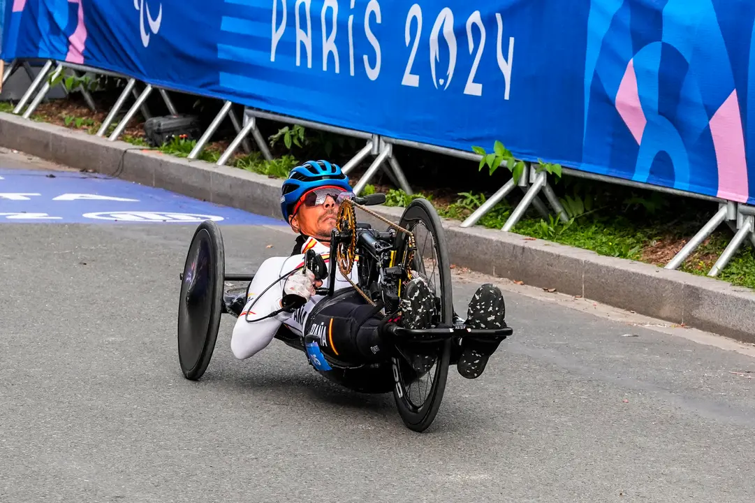 El barcelon&eacute;s Sergio Garrote compite en la clase H2 de bicicletas de mano para revalidar su corona de campe&oacute;n paral&iacute;mpico en la contrarreloj en el circuito de Clichy-sous-Bois, en el que aventaj&oacute; a sus principales rivales en +45.12. EFE/ Paulino Oribe/Comit&eacute; Paral&iacute;mpico Espa&ntilde;ol (CPE) SOLO USO EDITORIAL/SOLO DISPONIBLE PARA ILUSTRAR LA NOTICIA QUE ACOMPA&Ntilde;A (CR&Eacute;DITO OBLIGATORIO)